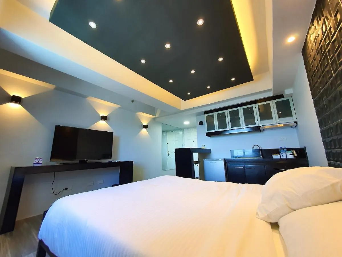 Burgundy Mckinley Place Service Apartment 0*, Manila